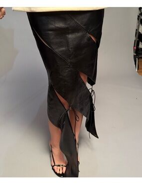 ISO: matériel black leather skirt